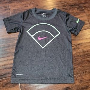 Size 4 boy nike shirt